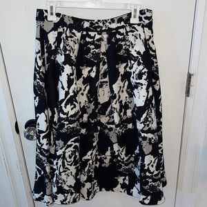 This is a black & white Lucy Paris skirt. Size L/Eur 42